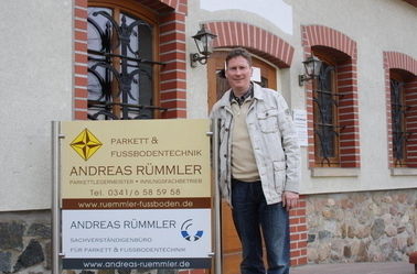 Andreas Rmmler vor seiner Ausstellung